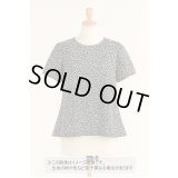 生地：ポリエステル小花柄エンボスシャーリング（紺×白）