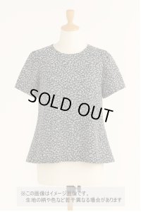 生地：ポリエステル小花柄エンボスシャーリング（紺×白）