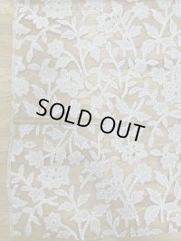 生地：オーガンジー花柄刺繍レース（ベージュ）