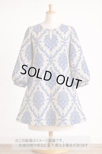 生地：ポリエステル100％ ダマスク柄プリント（ベージュ×ブルー）