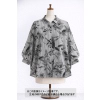 生地：綿100％／70ローン 先染めストライプ 花柄プリント（紺×白）