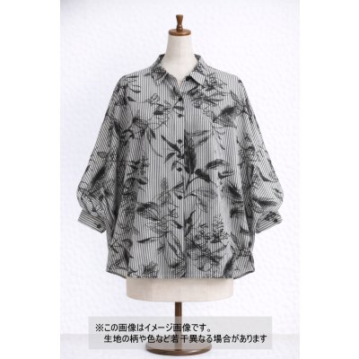 画像1: 生地：綿100％／70ローン 先染めストライプ 花柄プリント（紺×白）