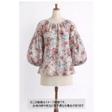 生地：綿100％ジャガード フラワープリント（キナリ×赤×緑）