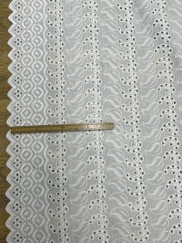生地：ポリ綿両耳スカラップ刺繍レース（白）