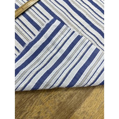 画像4: 生地：綿ポリエステル リップル風凹凸ストライプ（ホワイト×ブルー×ベージュ）