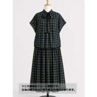 生地：ポリエステル100％手描き風格子プリント デシン（ネイビー×蛍光グリーン）