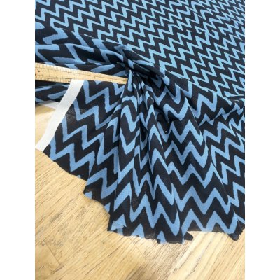 画像6: 生地：ポリエステル100％ シェブロン柄チュールニット（水色×紺）