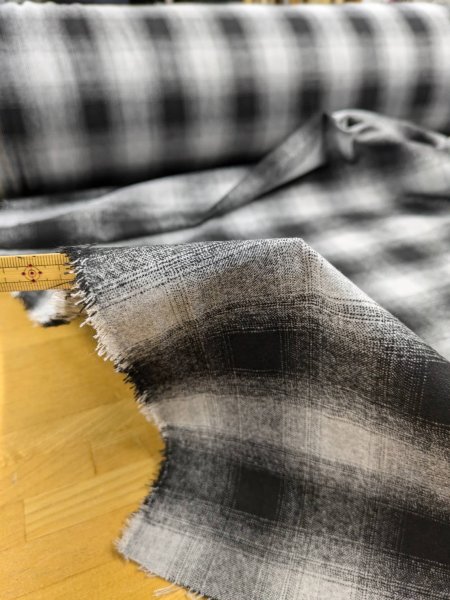 画像4: 生地: オンブレチェック柄ウールライクポリストレッチ(白/黒) (4)