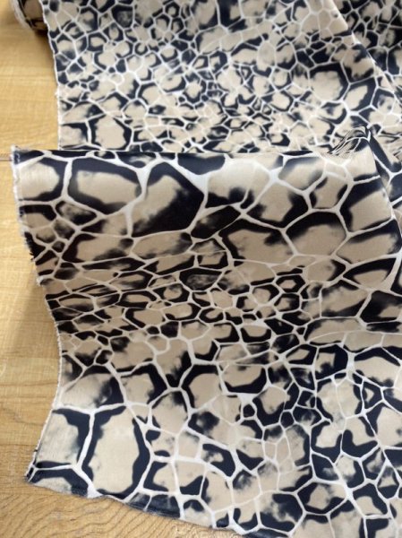 画像7: 生地:へび亀柄ポリエステル(クリーム) (7)