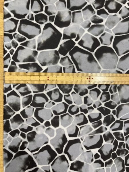 画像2: 生地:へび亀柄ポリエステル(グレー) (2)