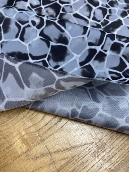 画像4: 生地:へび亀柄ポリエステル(グレー) (4)