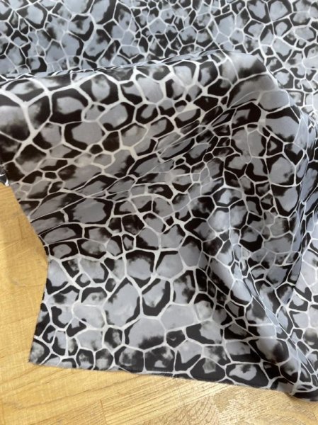 画像5: 生地:へび亀柄ポリエステル(グレー) (5)