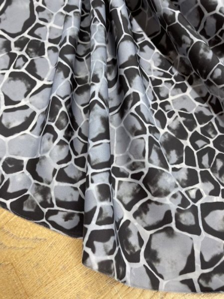 画像6: 生地:へび亀柄ポリエステル(グレー) (6)