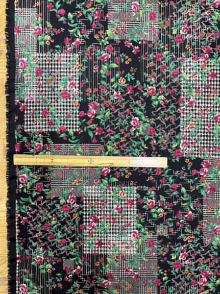 画像2: 生地:花柄ポリエステル100%プリントニット(黒) (2)