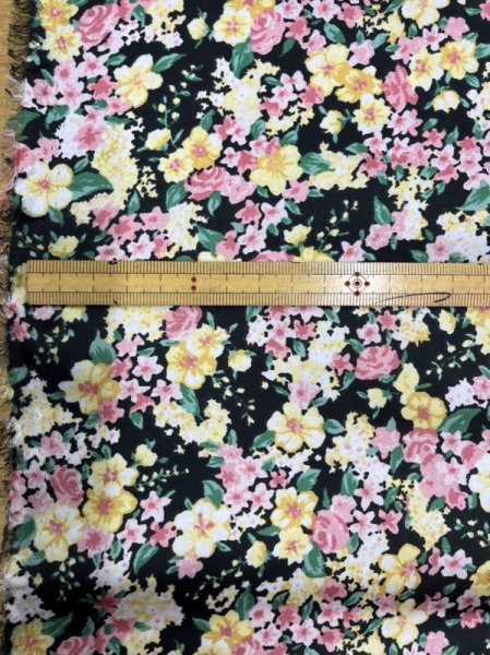 画像2: 生地:ダブル幅ポリエステル100%花柄プリント(黒/黄色) (2)