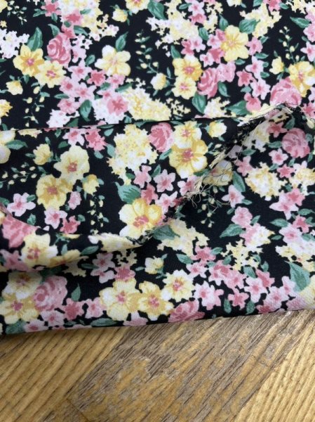 画像4: 生地:ダブル幅ポリエステル100%花柄プリント(黒/黄色) (4)