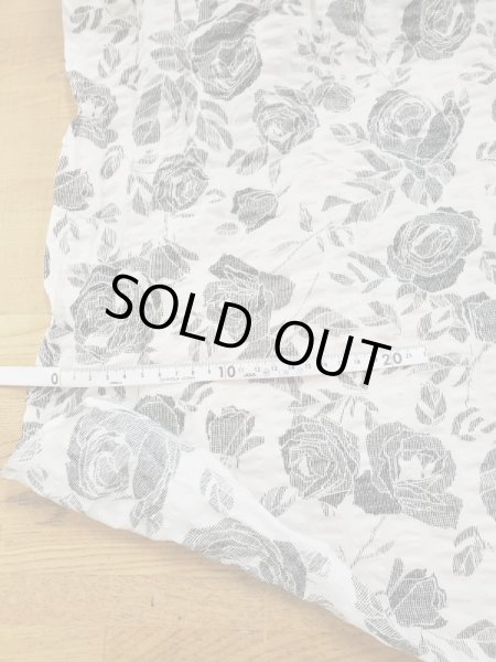 画像2: 生地:モノトーンローズ柄サッカー生地(白/黒) (2)