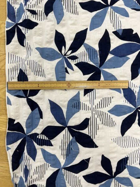 画像2: 生地:綿100%花柄サッカー生地(白/ブルー) (2)