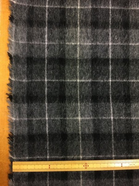 画像2: 生地:チェック柄ポリ混ウールシャギー(グレー) (2)