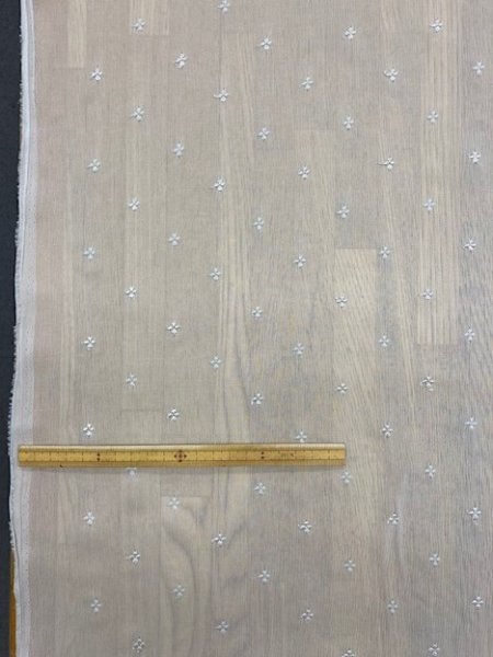 画像2: 生地:ポリエステルボイル刺繍(グレージュ) (2)