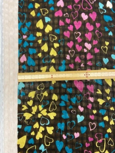 画像2: 生地:ハート柄ポリ楊柳(黒/カラフル) (2)