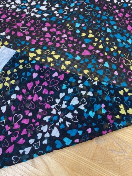 画像4: 生地:ハート柄ポリ楊柳(黒/カラフル) (4)