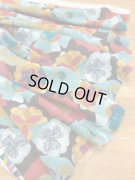 画像8: 生地:フラワー柄綿レーヨン(茶/赤) (8)