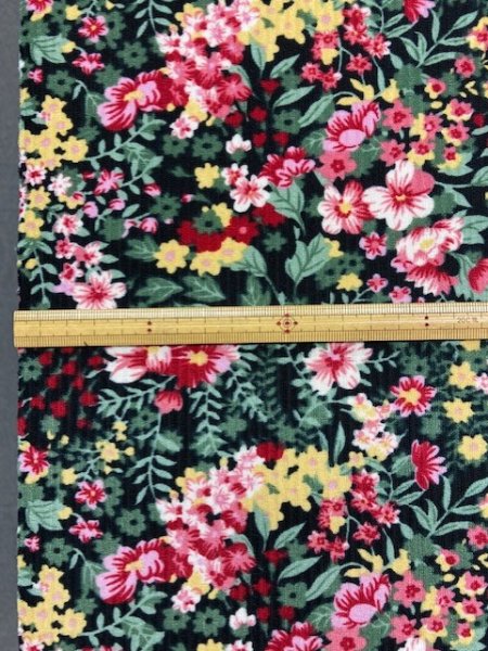 画像2: 生地:花柄ポリエステルニット(黒) (2)