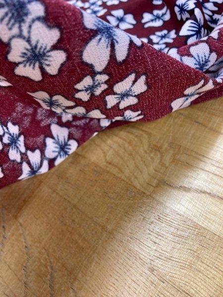 画像4: 生地:レトロ花柄ポリエステルニット(エンジ) (4)