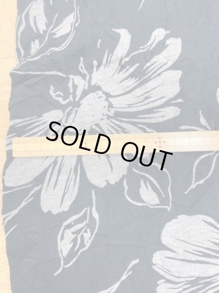 画像2: 生地：花柄ポリ綿シワ加工天竺（黒） (2)