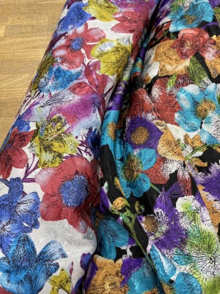 画像8: 生地:薔薇模様に花柄プリントポリエステル(白地) (8)