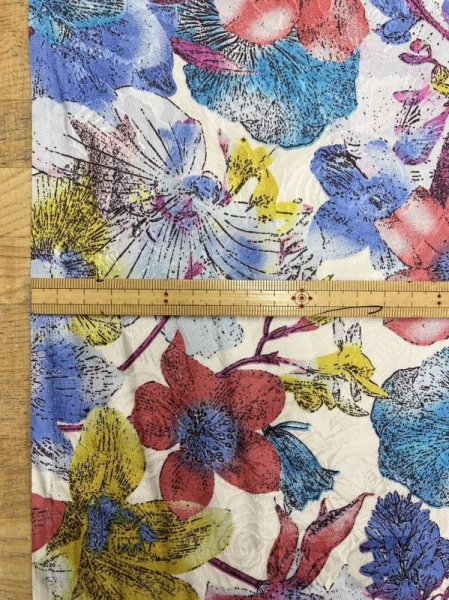 画像2: 生地:薔薇模様に花柄プリントポリエステル(白地) (2)