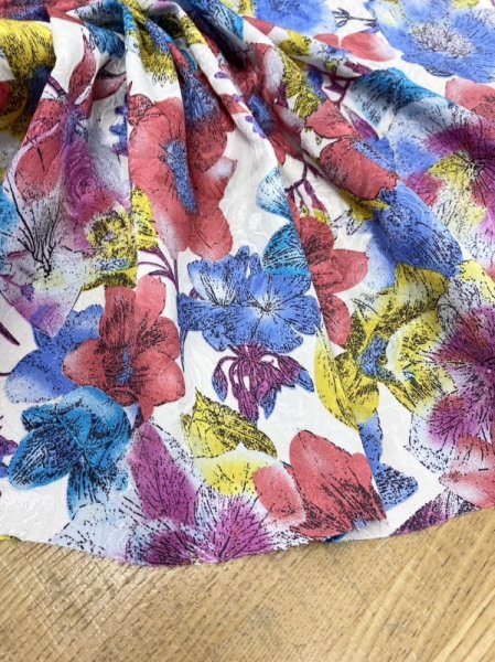 画像5: 生地:薔薇模様に花柄プリントポリエステル(白地) (5)