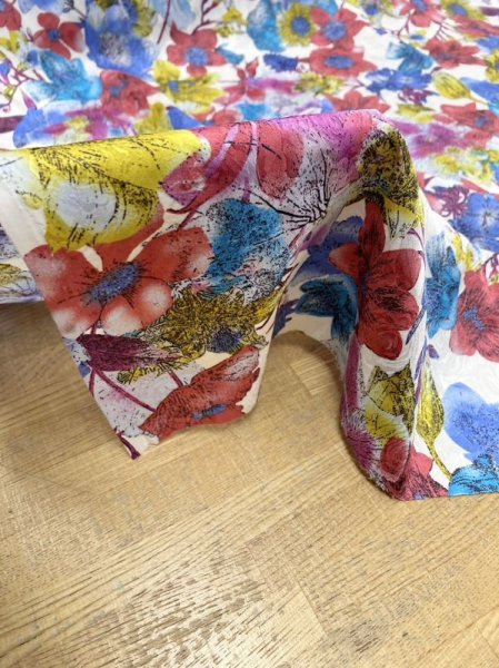 画像6: 生地:薔薇模様に花柄プリントポリエステル(白地) (6)