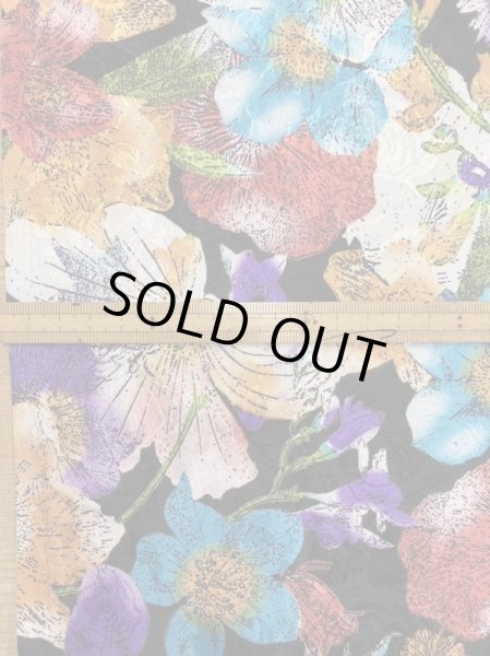 画像2: 生地:薔薇模様に花柄プリントポリエステル(黒地) (2)