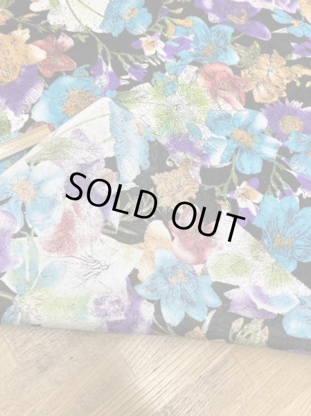 画像3: 生地:薔薇模様に花柄プリントポリエステル(黒地) (3)