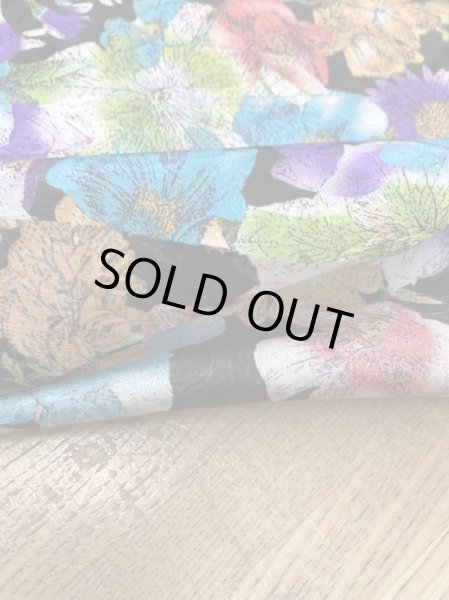 画像6: 生地:薔薇模様に花柄プリントポリエステル(黒地) (6)