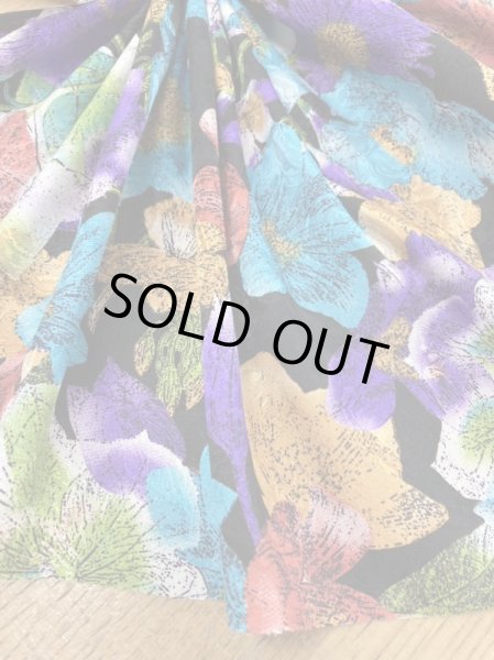 画像4: 生地:薔薇模様に花柄プリントポリエステル(黒地) (4)