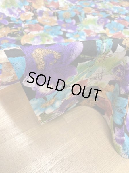 画像5: 生地:薔薇模様に花柄プリントポリエステル(黒地) (5)