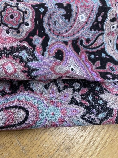 画像4: 生地:ペイズリー柄プリントトリアセテートポリ(黒/エンジ) (4)