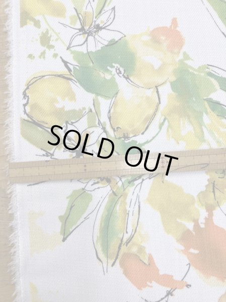 画像2: 生地:フルーツ柄ポリエステル(白/黄色オレンジ) (2)