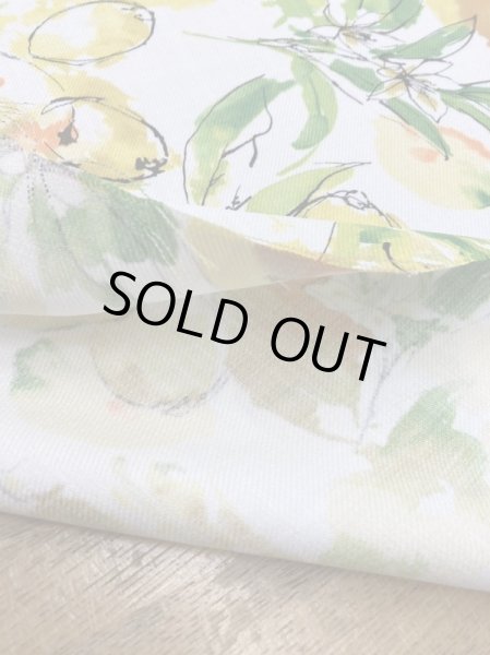 画像4: 生地:フルーツ柄ポリエステル(白/黄色オレンジ) (4)