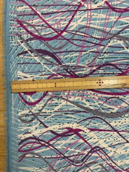 画像2: 生地:ポリ100%らせん模様プリント(水色/紫) (2)