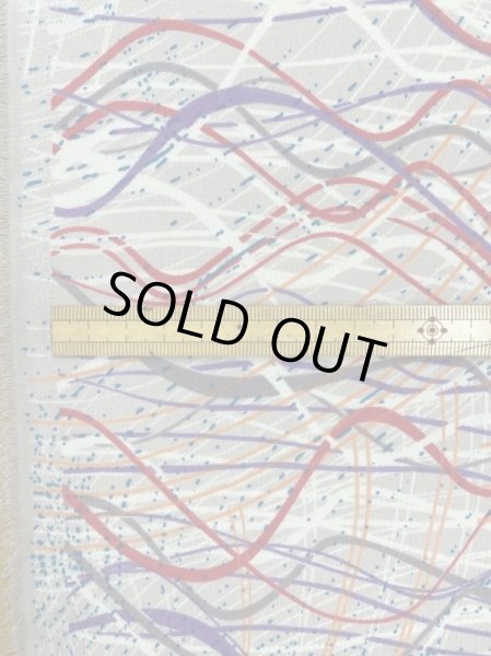 画像2: 生地:ポリ100%らせん模様プリント(べージュ/赤) (2)