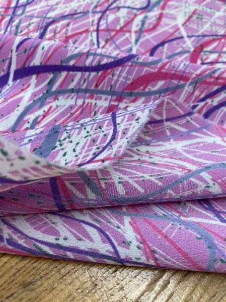 画像4: 生地:ポリ100%らせん模様プリント(ピンク/紫) (4)