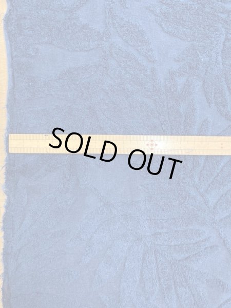 画像2: 生地:葉っぱ柄綿パイルニット(紺) (2)