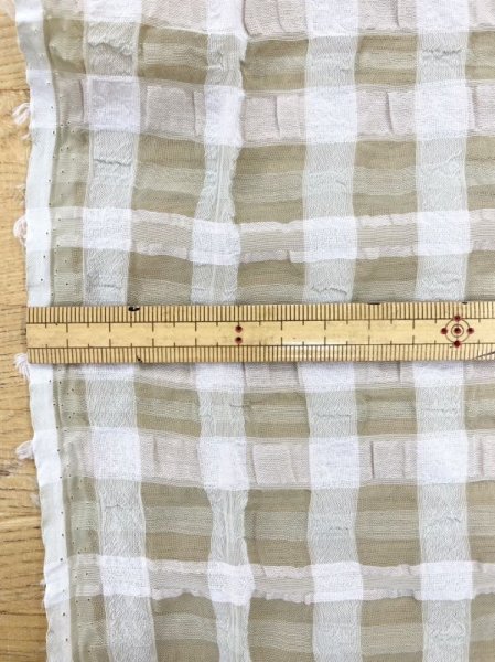 画像2: 生地:チェック柄ポリエステルレーヨン綿リップル加工(薄いベージュ) (2)