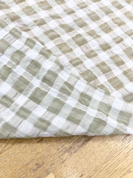 画像3: 生地:チェック柄ポリエステルレーヨン綿リップル加工(薄いベージュ) (3)