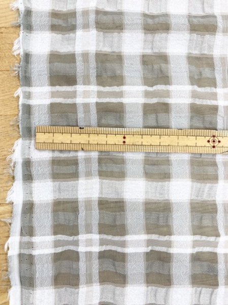画像2: 生地:チェック柄ポリエステルレーヨン綿リップル加工(薄いグレー) (2)