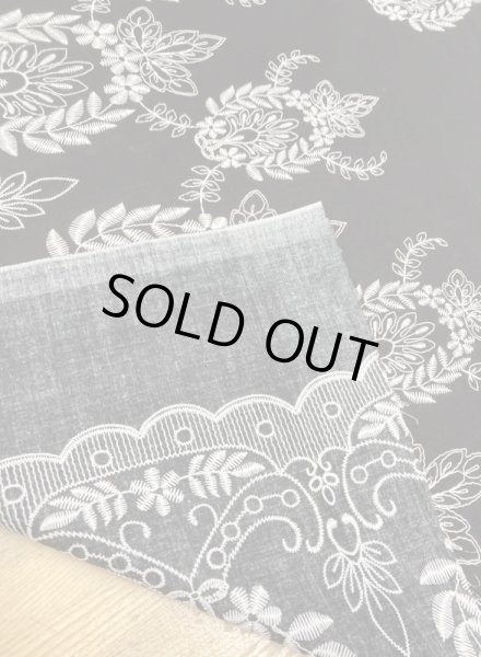 画像2: 生地：片耳スカラップ 刺しゅう風プリント綿（黒／白） (2)